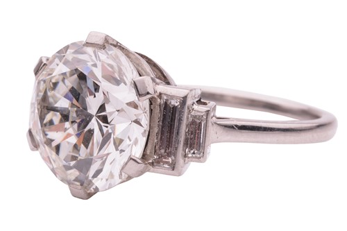 Lot 266 - An Art Deco diamond solitaire ring, featuring...