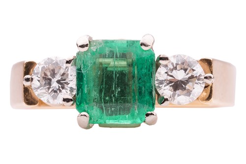 Lot 19 - A modern emerald and diamond trilogy ring,...