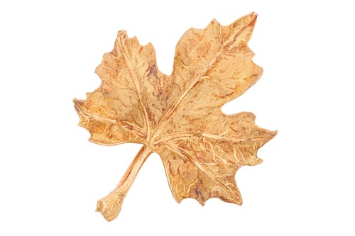 Lot Garrard & Co. - a leaf brooch in 18ct gold,...