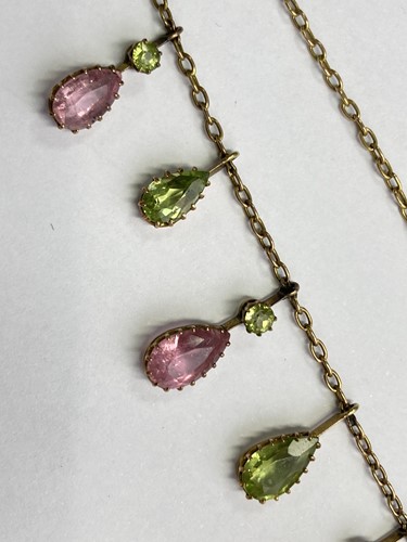 Lot 26 - An Edwardian fringe necklace set with peridot...