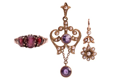 Lot 21 - Three jewellery items comprising an amethyst...