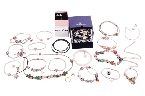 Lot 28 - A collection of branded jewellery items...