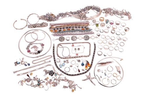 Lot 32 - A large group of jewellery items, including a...