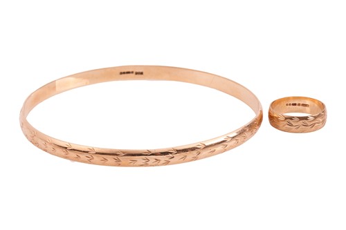 Lot An arm bangle and matching ring in 9ct gold,...