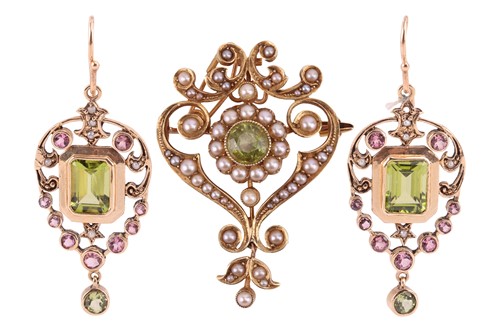 Lot An Edwardian peridot and split pearl guirlande...