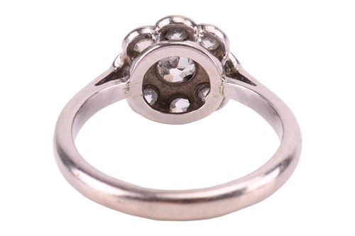 Lot 189 - A daisy head diamond cluster ring in 18ct...