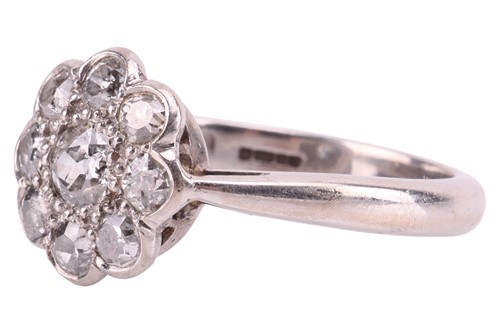 Lot 189 - A daisy head diamond cluster ring in 18ct...