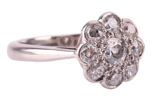 Lot 189 - A daisy head diamond cluster ring in 18ct...