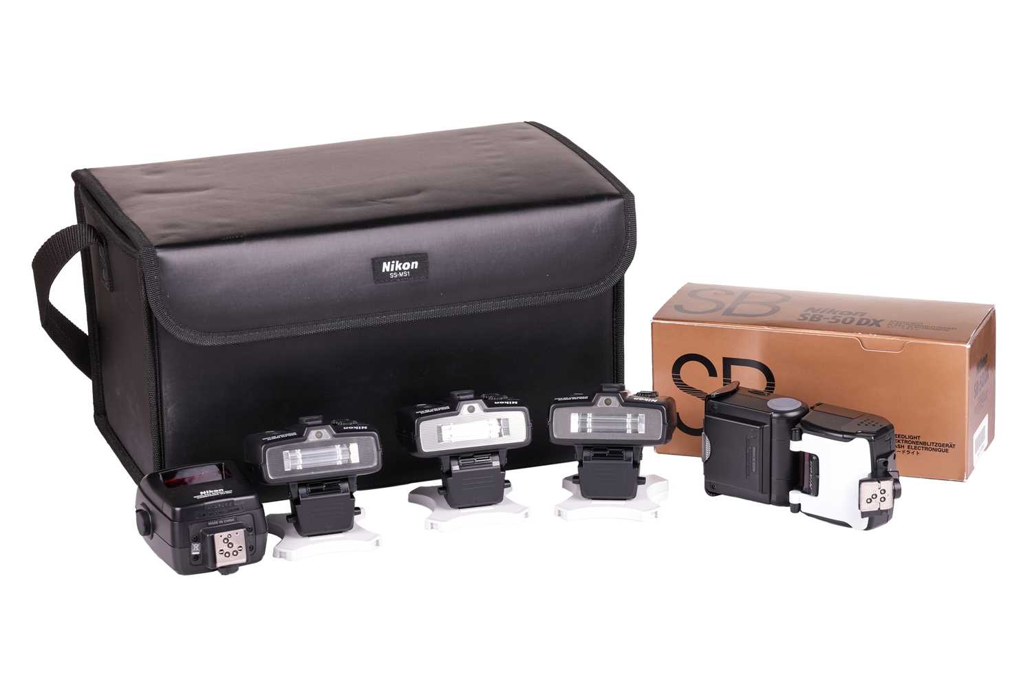Lot 155 - A Nikon close up Speedlite Commander Kit R1C1,...
