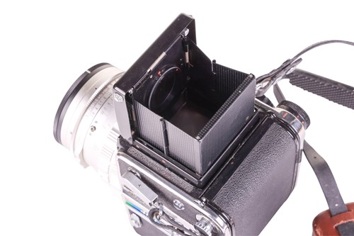 Lot 147 - A collection of vintage camera equipment,...