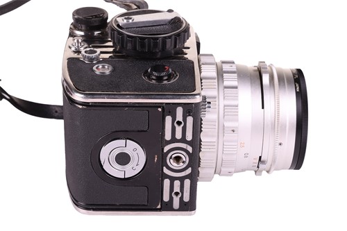 Lot 147 - A collection of vintage camera equipment,...