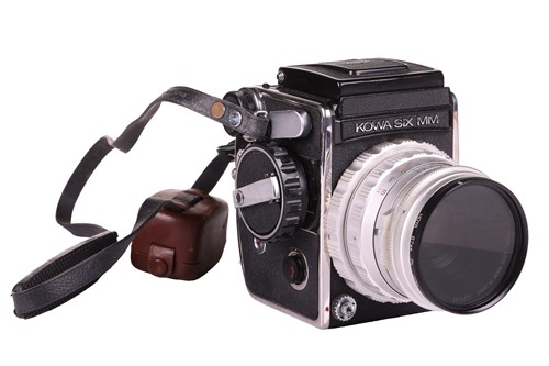 Lot 147 - A collection of vintage camera equipment,...
