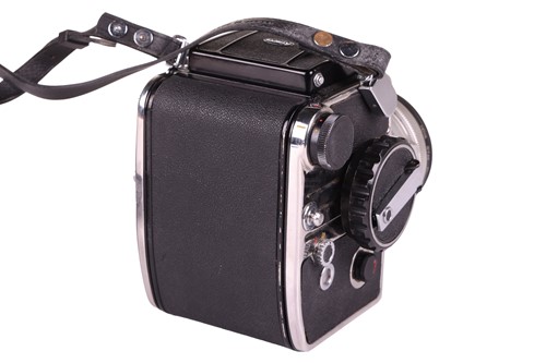 Lot 147 - A collection of vintage camera equipment,...