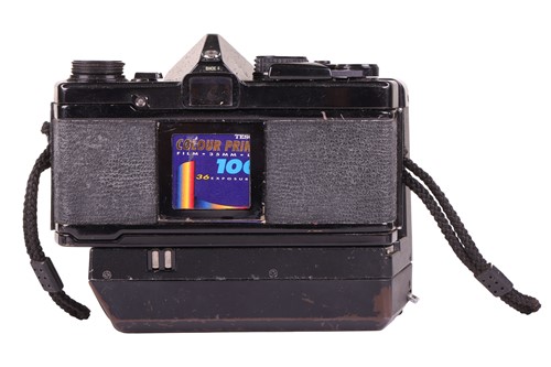 Lot 147 - A collection of vintage camera equipment,...