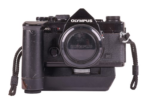 Lot 147 - A collection of vintage camera equipment,...