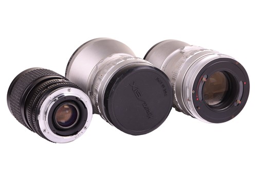 Lot 147 - A collection of vintage camera equipment,...