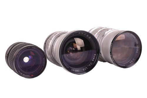 Lot 147 - A collection of vintage camera equipment,...
