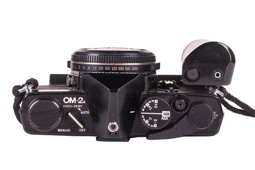 Lot 147 - A collection of vintage camera equipment,...
