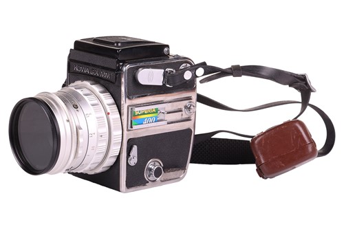 Lot 147 - A collection of vintage camera equipment,...