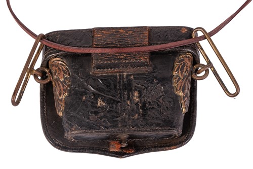 Lot 171 - A small collection of militaria, to include an...