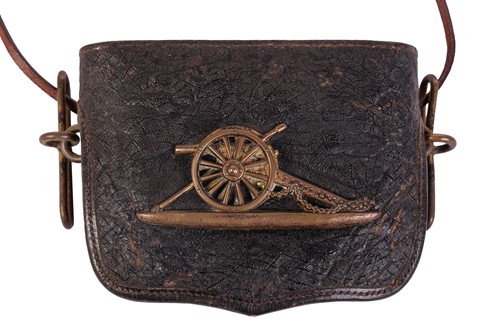 Lot 171 - A small collection of militaria, to include an...
