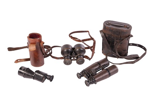Lot 171 - A small collection of militaria, to include an...