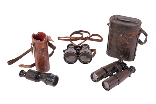 Lot 171 - A small collection of militaria, to include an...