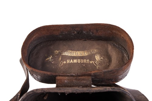 Lot 171 - A small collection of militaria, to include an...