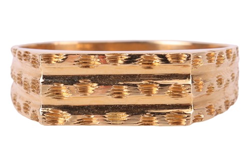 Lot 63 - A dress ring in 18ct yellow gold, grooved...