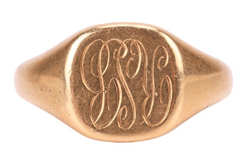 Lot 61 - A signet ring in 18ct yellow gold, the cushion-...