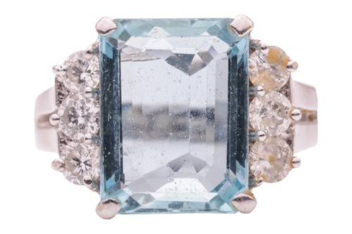 Lot 67 - An aquamarine and diamond dress ring,...