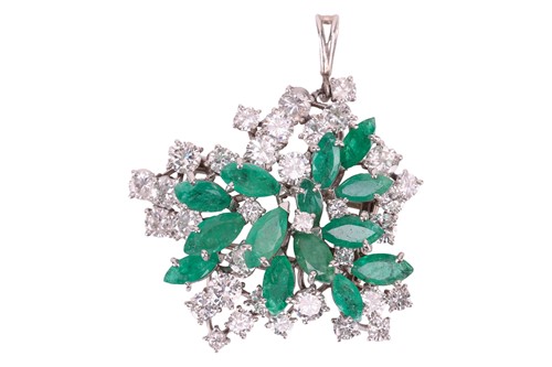 Lot 227 - An emerald and diamond cluster clip brooch,...