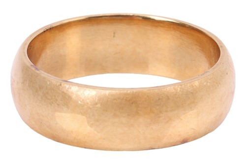 Lot 60 - A court style wedding band of 5.5 mm, in...