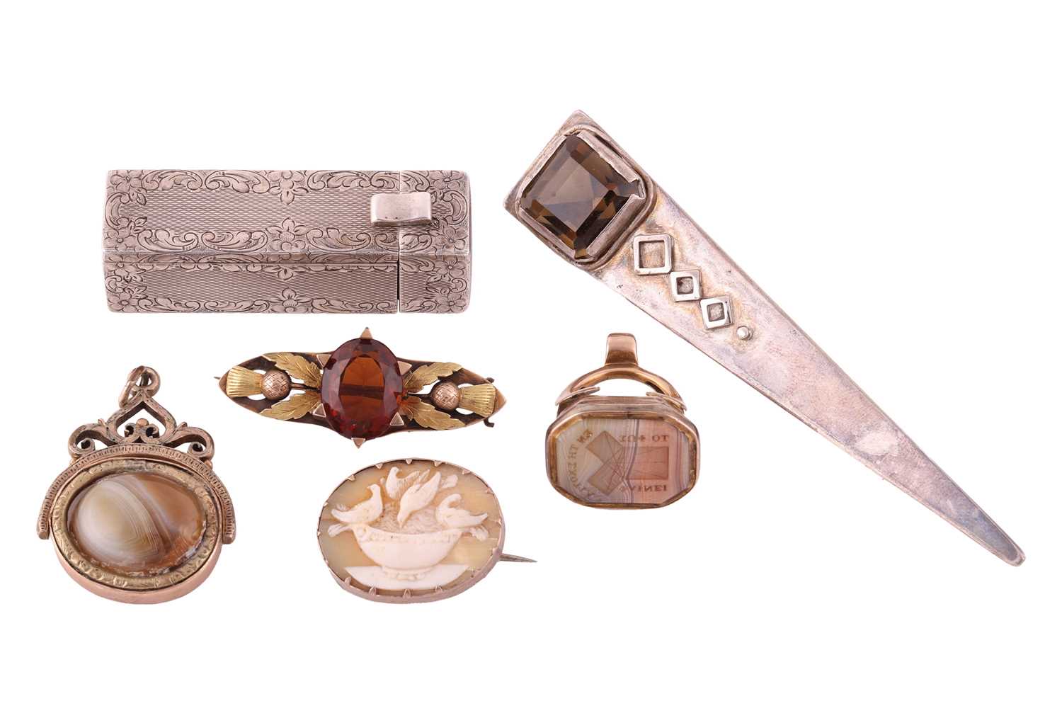 Lot 208 - A small aggregate of jewellery items; to...