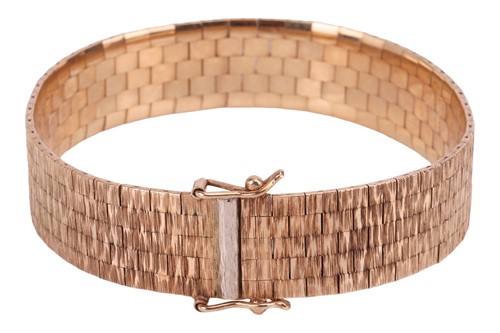 Lot 31 - A 9ct gold textured brick-link bracelet,...