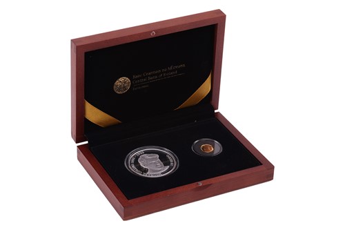 Lot 102 - A large group of commemorative coin sets, to...