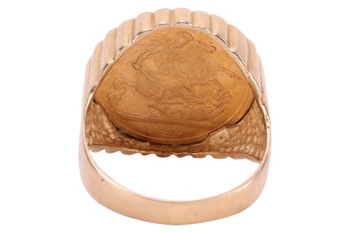 Lot 33 - A Victorian half sovereign tartelette ring,...