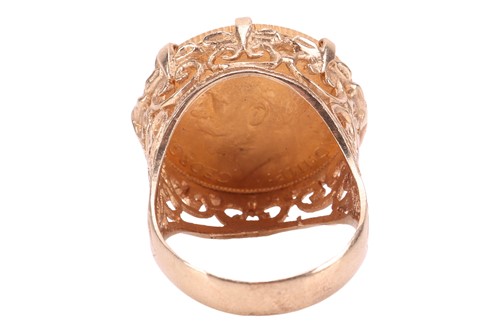 Lot 34 - A George V half sovereign ring, dated 1914,...