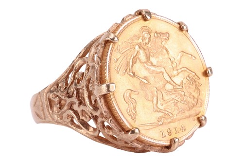 Lot 34 - A George V half sovereign ring, dated 1914,...