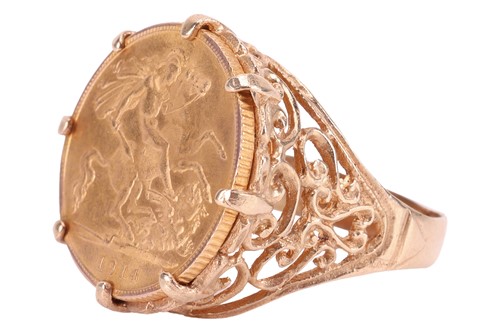 Lot 34 - A George V half sovereign ring, dated 1914,...