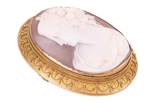 Lot 185 - A Victorian shell cameo brooch, the oval shell...