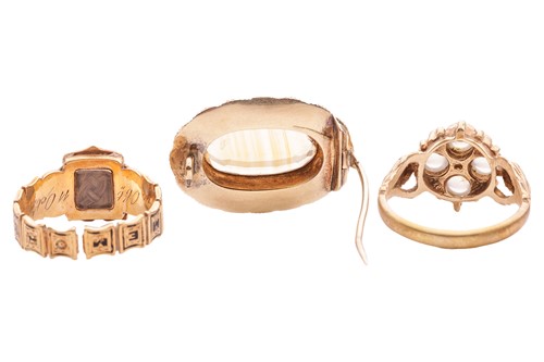 Lot 196 - A fichu pin and two rings; the brooch centred...