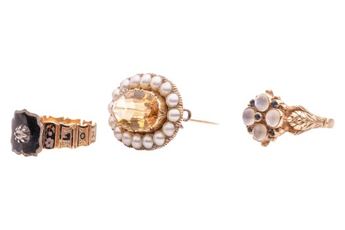 Lot 196 - A fichu pin and two rings; the brooch centred...