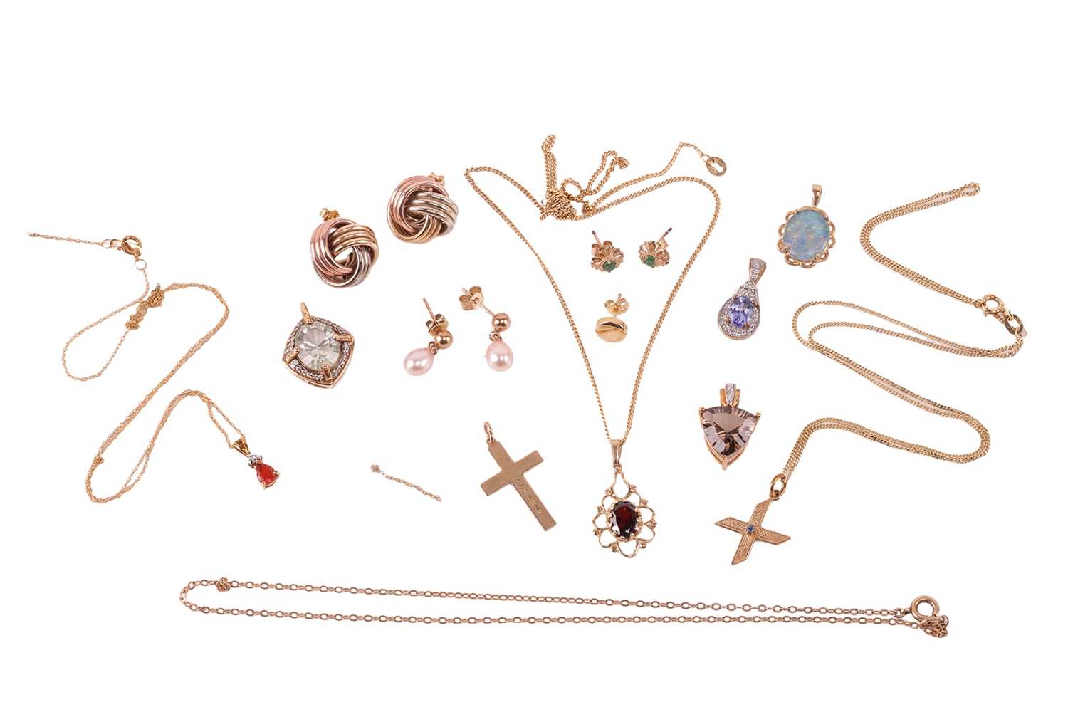 Lot 65 - A group of 9ct and yellow metal jewellery;...
