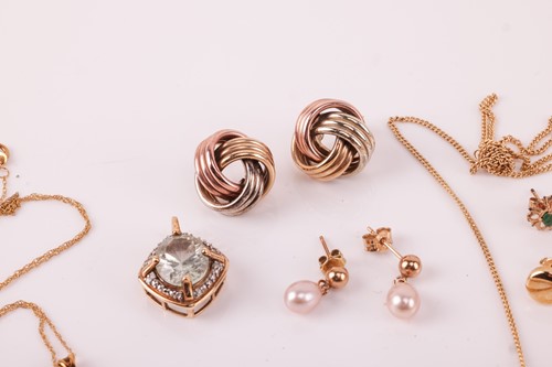 Lot 65 - A group of 9ct and yellow metal jewellery;...
