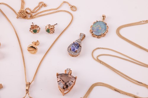 Lot 65 - A group of 9ct and yellow metal jewellery;...