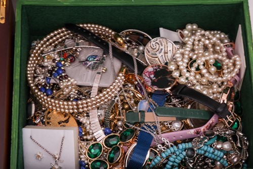 Lot 81 - A large quantity of costume jewellery &...