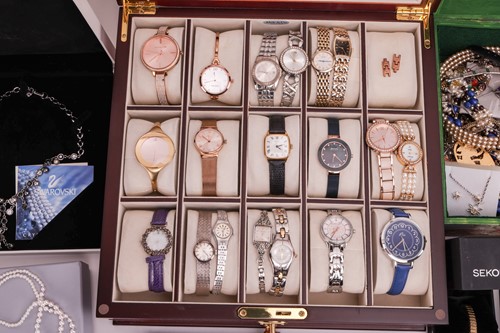 Lot 81 - A large quantity of costume jewellery &...