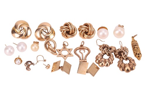 Lot 114 - A group of earrings and other items; to...