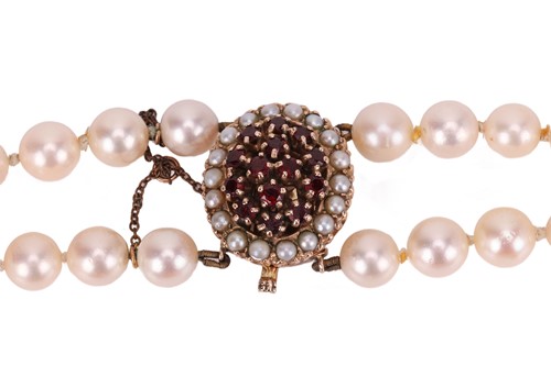 Lot 84 - A small group of jewellery items; comprising a...